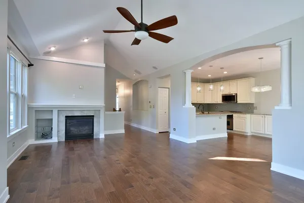 $3,250 | 982 Indigo Court, Hanover Park, IL 60133