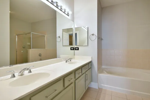 $3,250 | 982 Indigo Court, Hanover Park, IL 60133