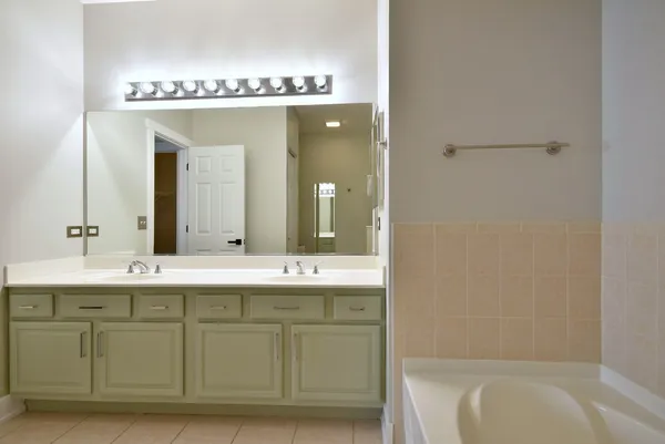 $3,250 | 982 Indigo Court, Hanover Park, IL 60133