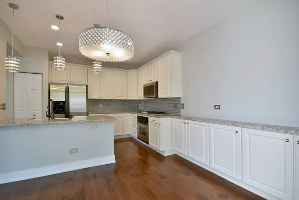 $3,250 | 982 Indigo Court, Hanover Park, IL 60133