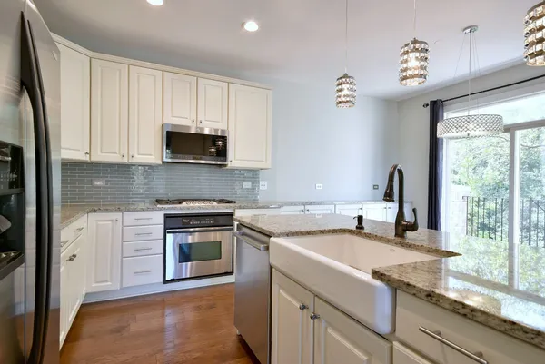 $3,250 | 982 Indigo Court, Hanover Park, IL 60133