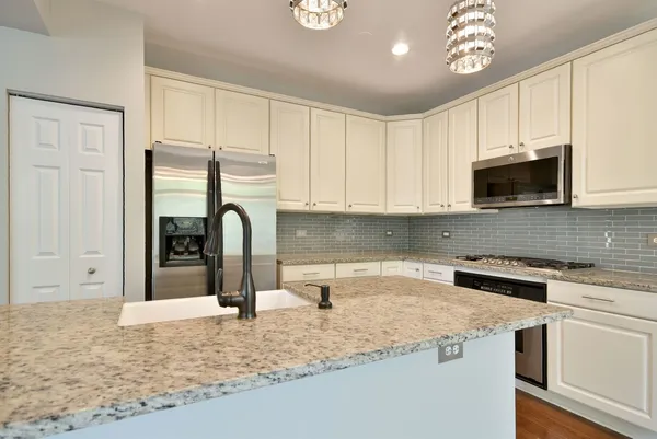 $3,250 | 982 Indigo Court, Hanover Park, IL 60133