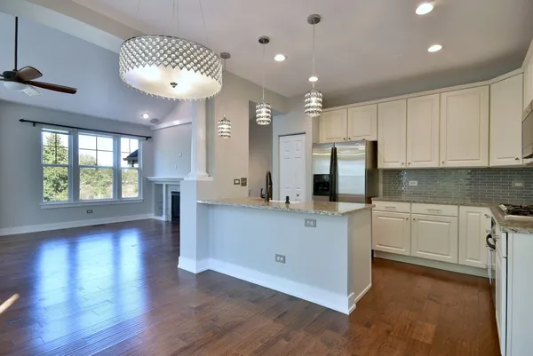 $3,250 | 982 Indigo Court, Hanover Park, IL 60133