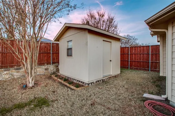 a view of a backyard