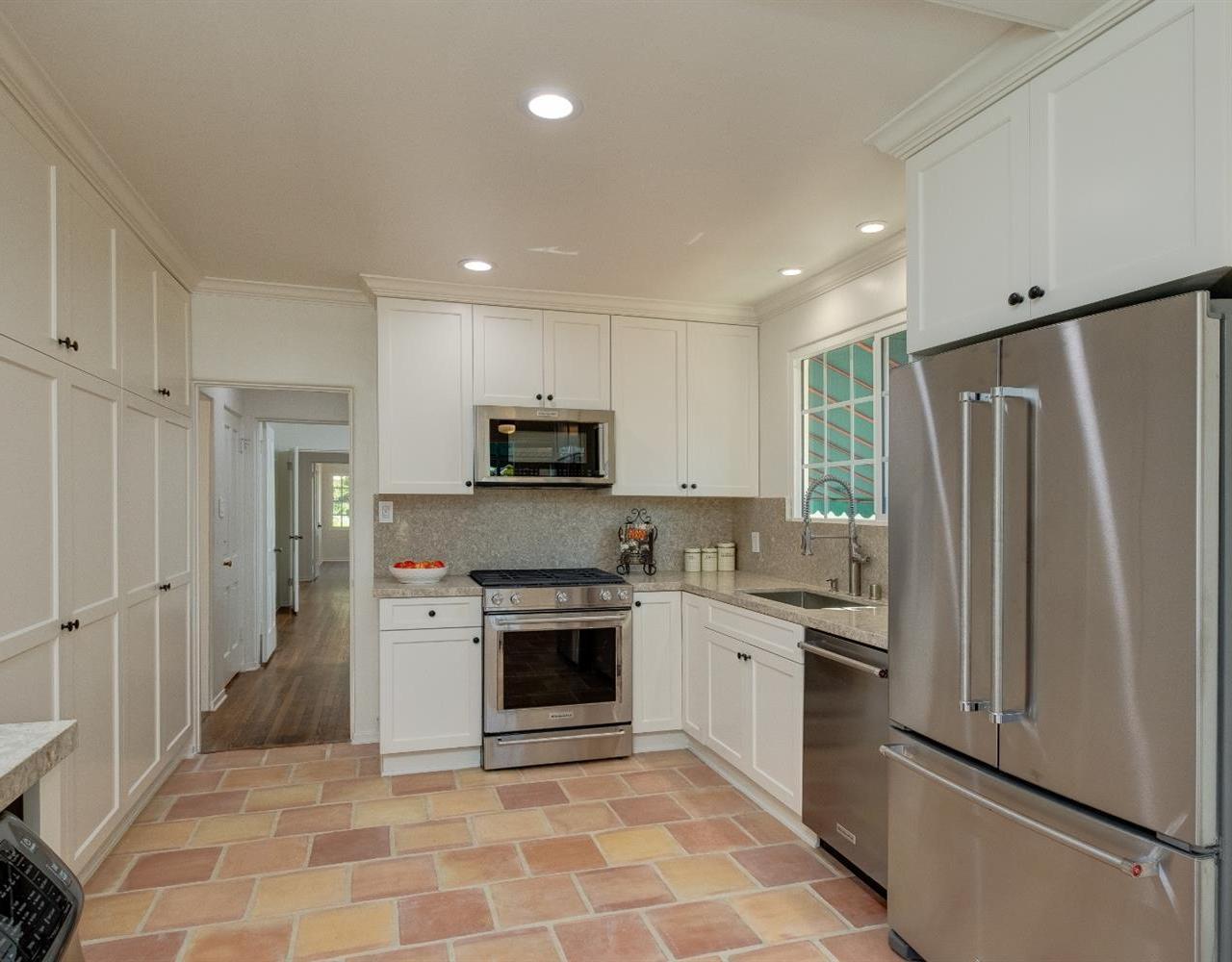 2054 Galbreth Road Pasadena, CA 91104 - Photo 12 of 26 Gallery Image 12