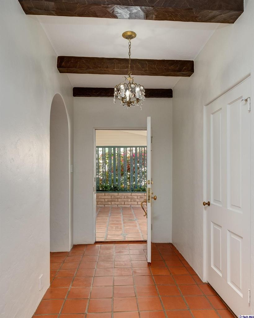 2054 Galbreth Road Pasadena, CA 91104 - Photo 4 of 26 Gallery Image 4