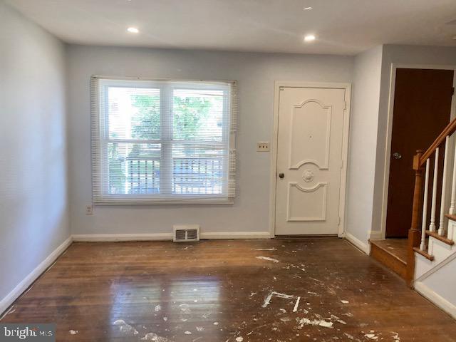 608 Brisbane Road Baltimore, MD 21229 - Photo 3 of 17 Living room space