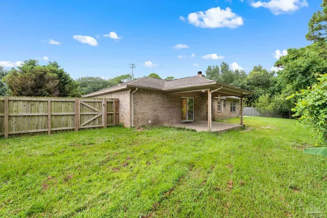 a view of a house with backyard