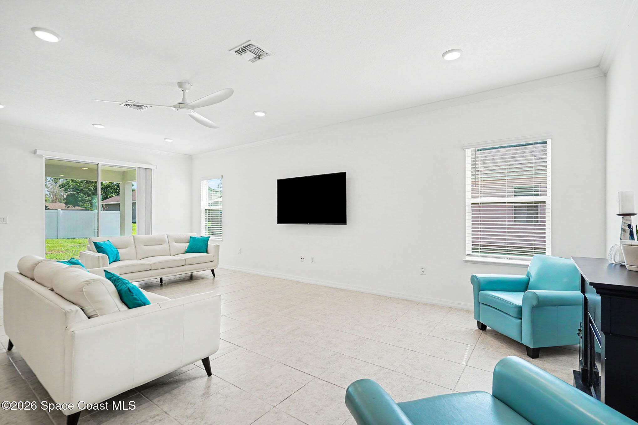 1030 Grapefruit Road Southeast Palm Bay, FL 32909 - Photo 4 of 28 Living Area