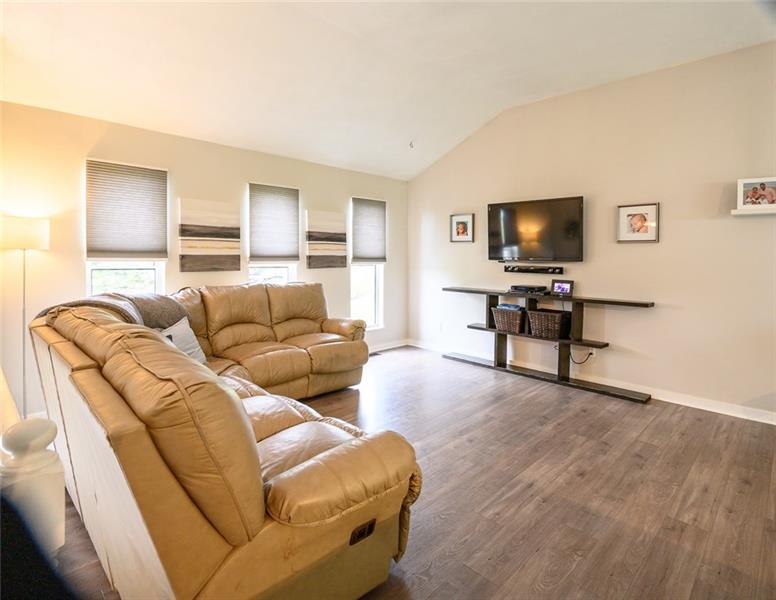 132 Barrington Ridge Delmont, PA 15626 - Photo 5 of 16 Living Room