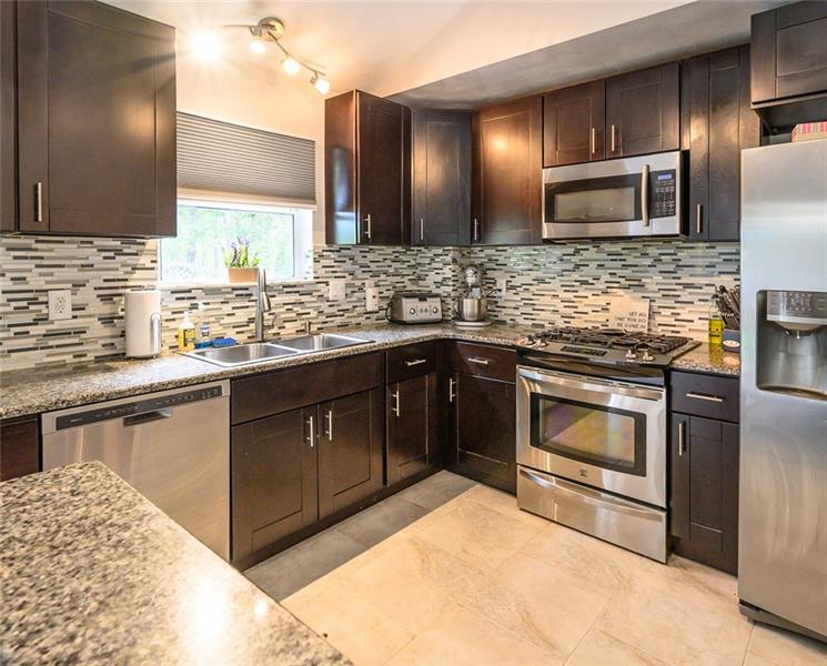 132 Barrington Ridge Delmont, PA 15626 - Photo 6 of 16 Kitchen