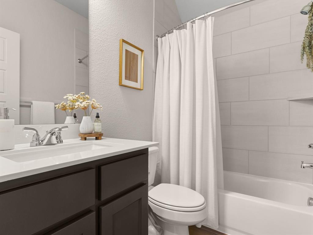 166 Palo Duro Bend Rhome, TX 76078 - Photo 30 of 40 Full secondary bathroom with modern fixtures and finishes.