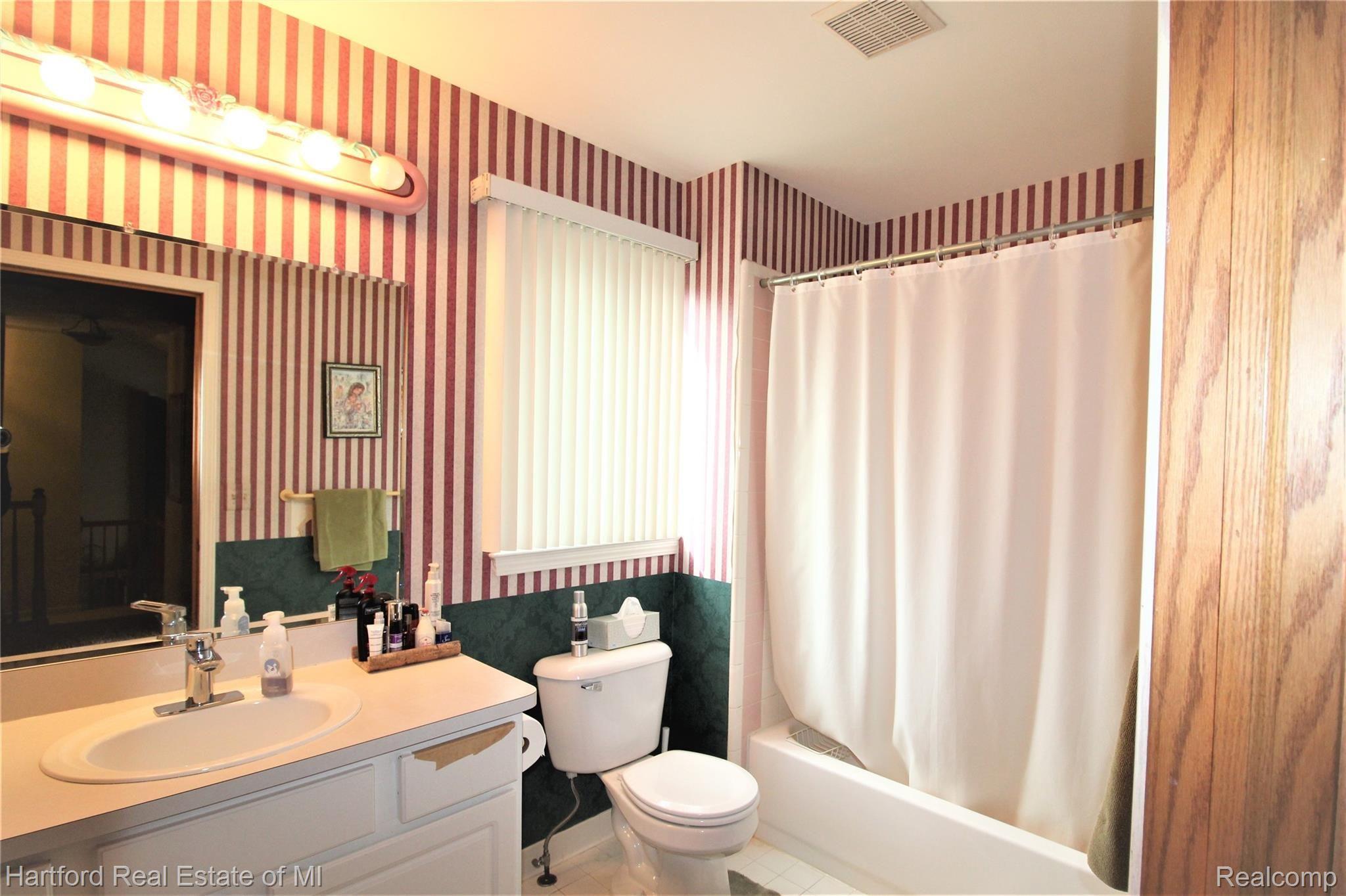 21507 Ruth Street Farmington, MI 48336 - Photo 15 of 21 IMG_5024 (2).JPG