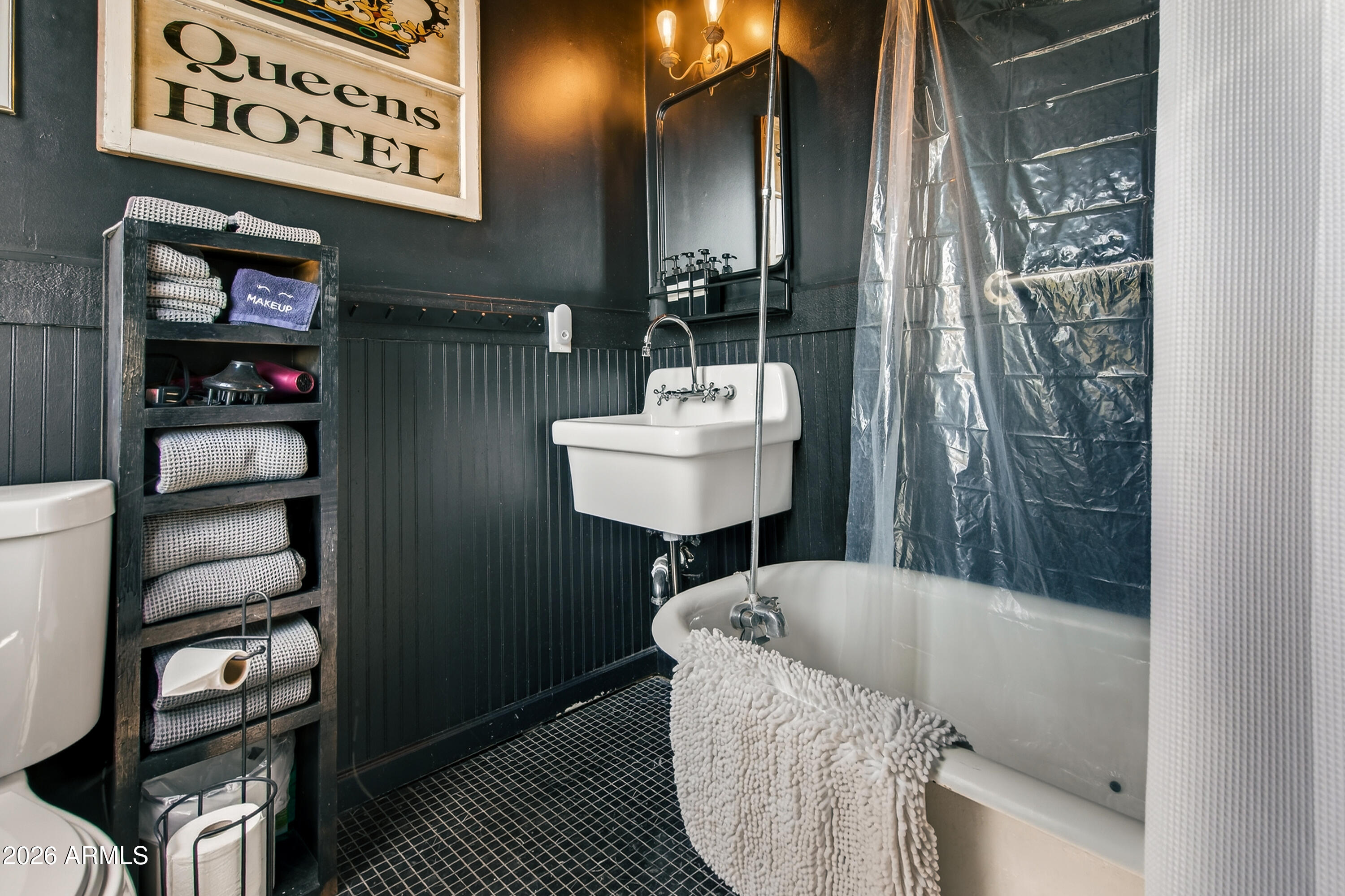 511 Main Street Jerome, AZ 86331 - Photo 37 of 67 a bathroom with a bathtub and a sink
