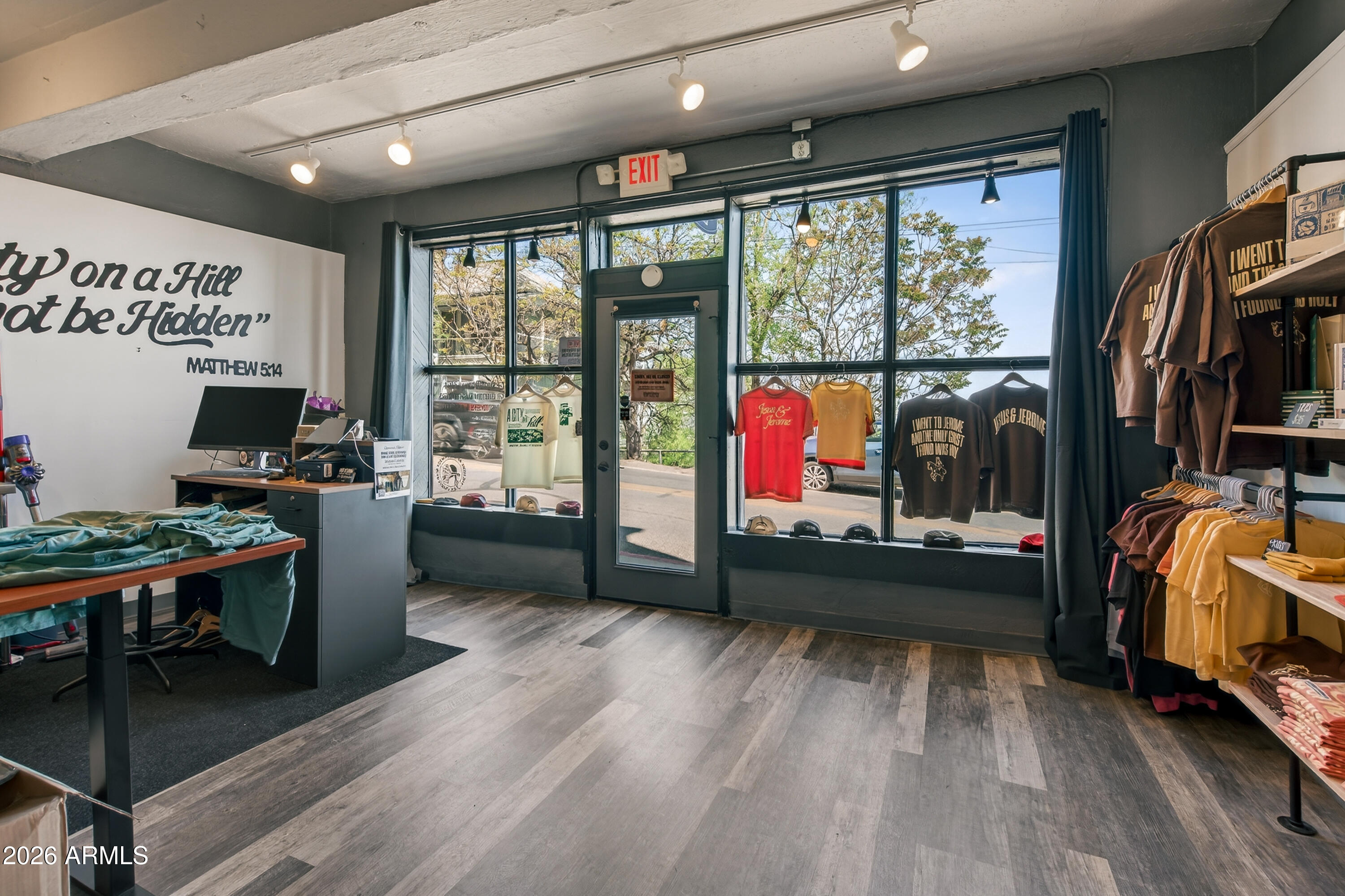 511 Main Street Jerome, AZ 86331 - Photo 6 of 67 a room with furniture and a flat screen tv