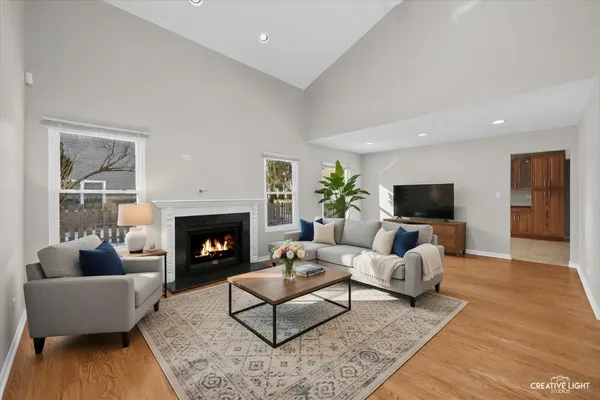 $419,990 | 1102 Southbridge Lane, Schaumburg, IL 60169