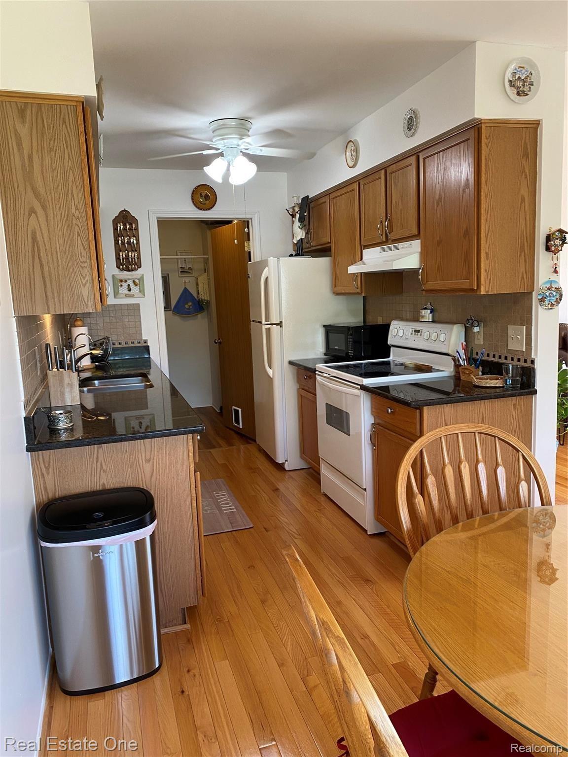110 Pine Tree Ridge, Unit 4 Waterford, MI 48327 - Photo 13 of 39 IMG_3080.jpg