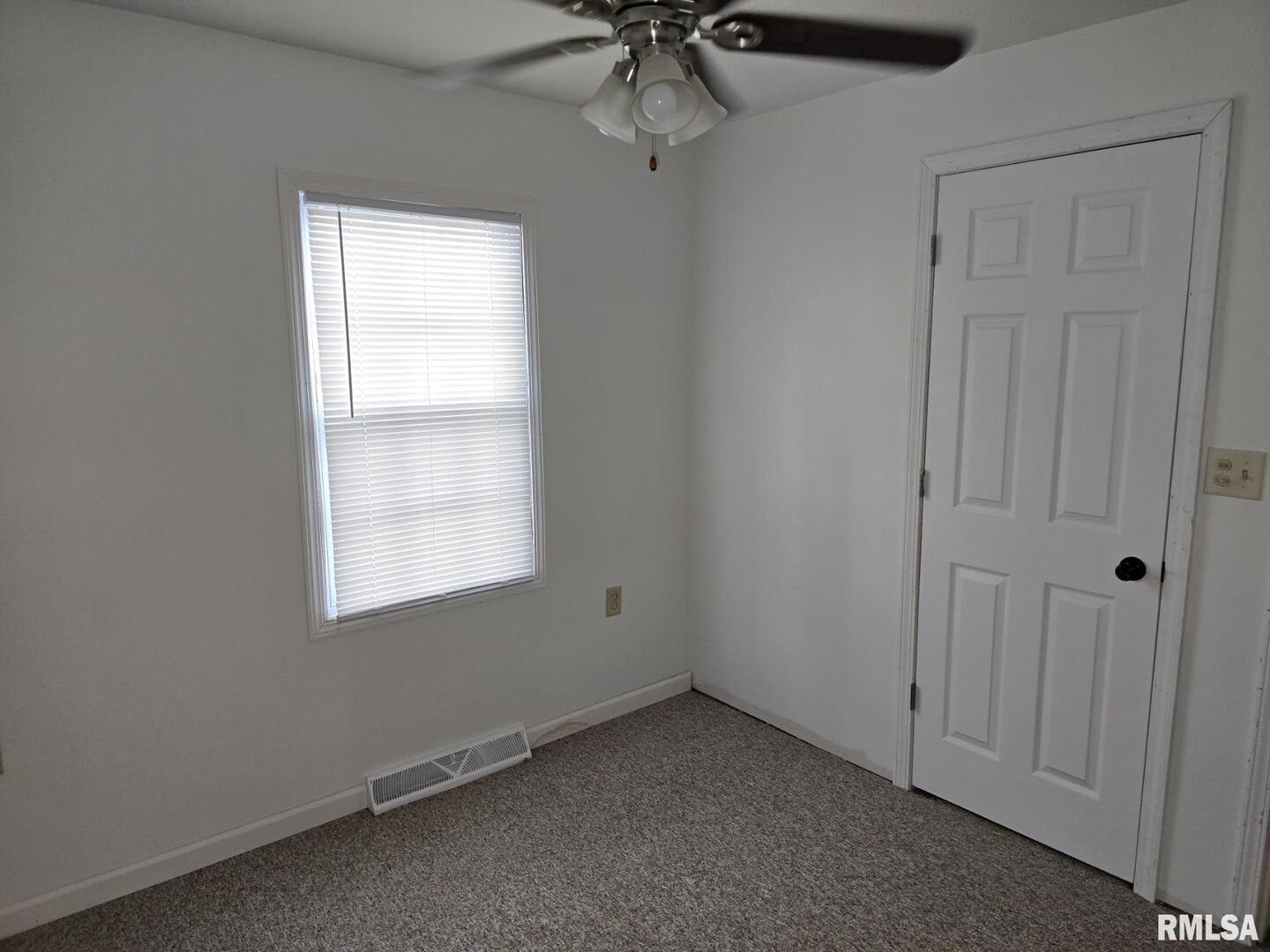 505 South 2nd Street Marion, IL 62959 - Photo 12 of 21 an empty room with a window