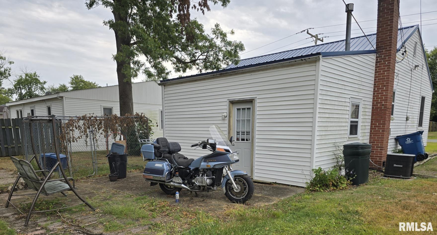 505 South 2nd Street Marion, IL 62959 - Photo 18 of 21 a view of a two chairs in the back yard of the house