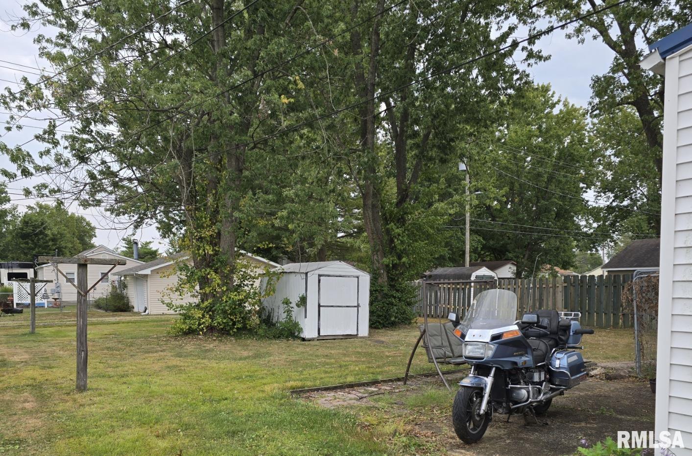 505 South 2nd Street Marion, IL 62959 - Photo 21 of 21 a view of a backyard with table and chairs and a tree