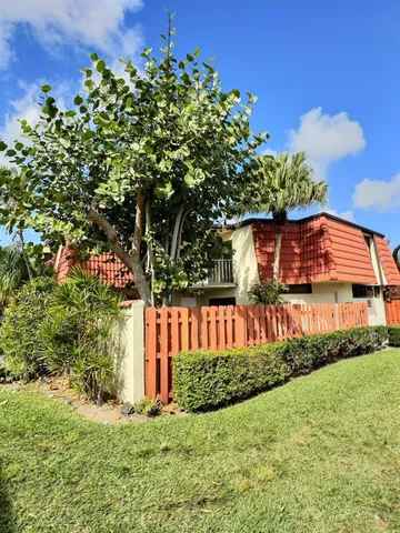 $2,500 | 3783 Victoria Drive, West Palm Beach, FL 33406