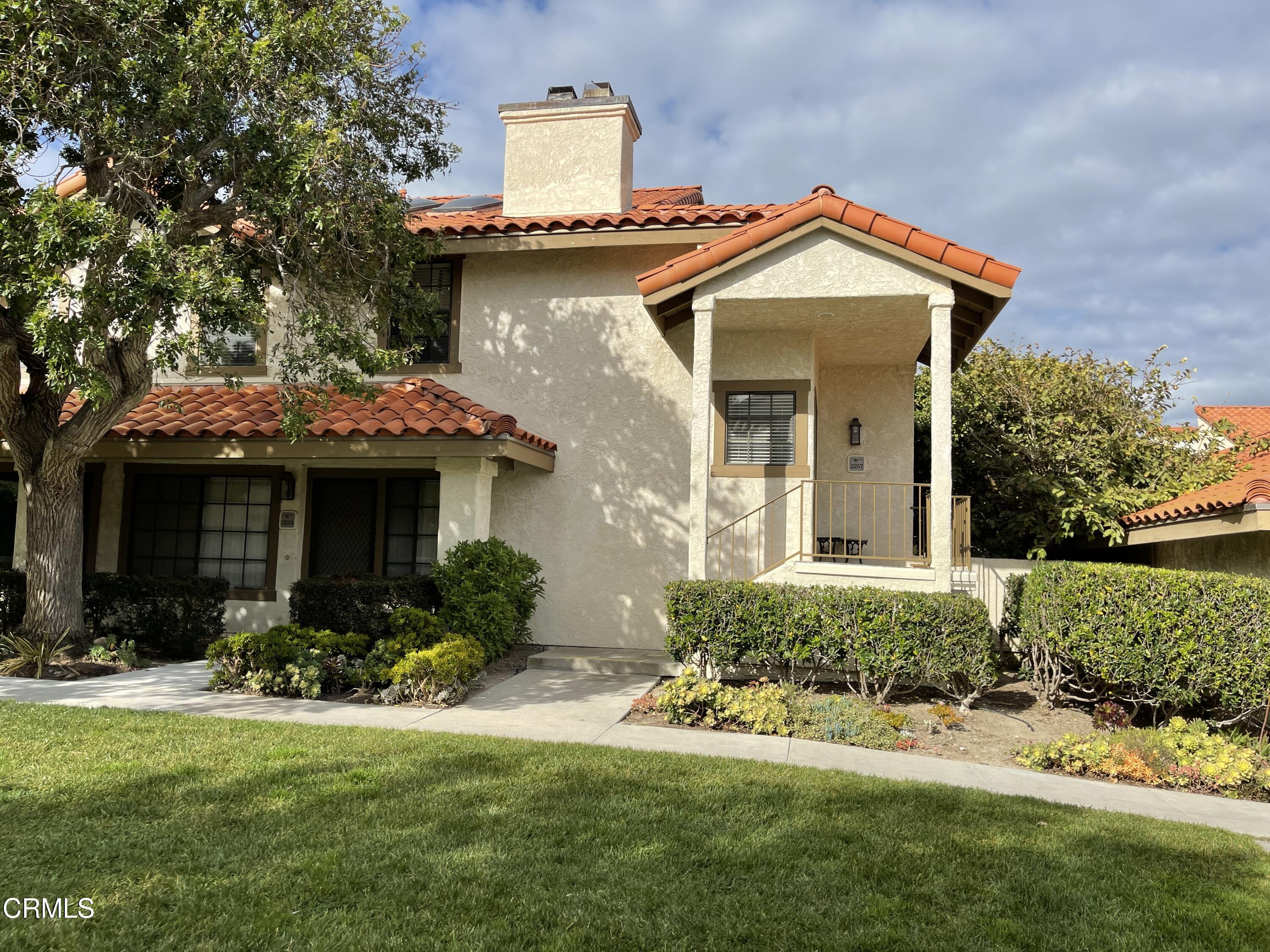 2257 Martinique Lane Oxnard, CA 93035 - Photo 4 of 52 a view of a house with garden and yard
