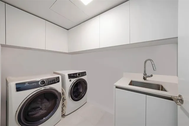 a view of a back yard