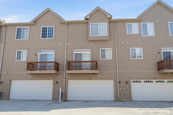 $2,400 | 228 Station Park Circle, Grayslake, IL 60030