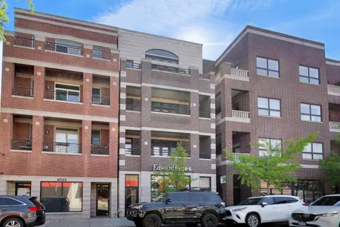 $789,000 | 4043 North Damen Avenue, Unit 4, Chicago, IL 60618