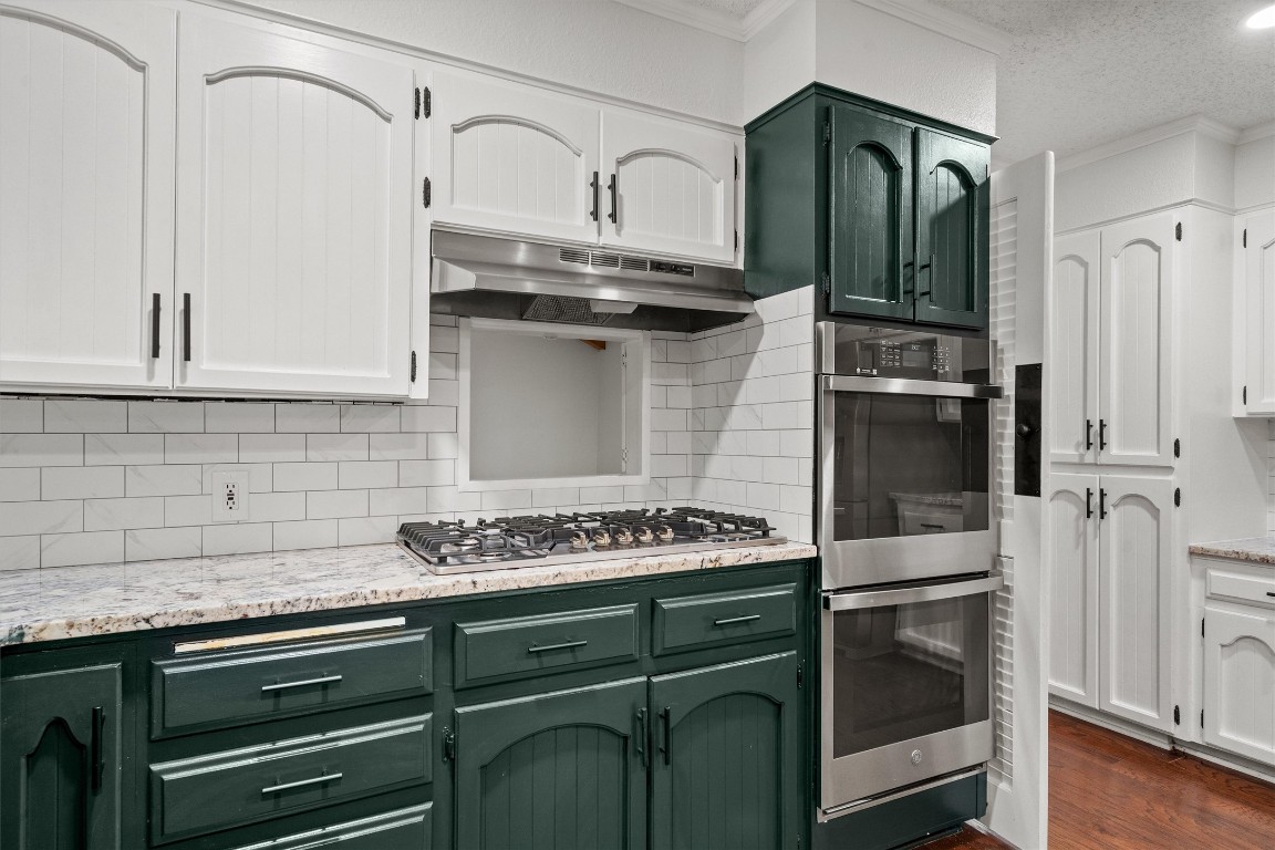 4101 Briar Cliff Road Temple, TX 76502 - Photo 11 of 40 a kitchen with stainless steel appliances granite countertop a sink stove and refrigerator