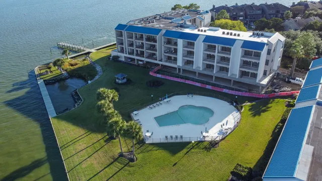 $2,000 | 351 Lakeside Lane, Unit 305, Nassau Bay, TX 77058