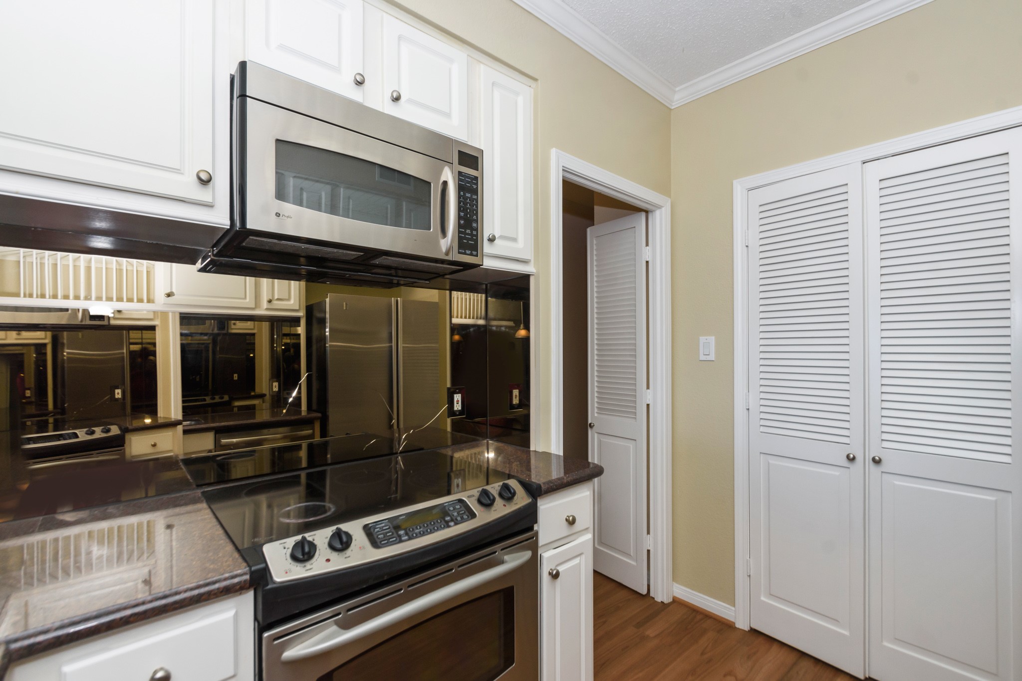 351 Lakeside Lane, Unit 305 Nassau Bay, TX 77058 - Photo 11 of 32 a kitchen with appliances and cabinets