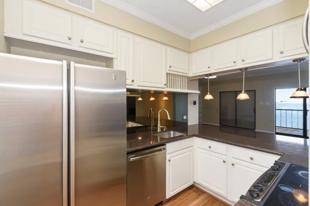 $2,000 | 351 Lakeside Lane, Unit 305, Nassau Bay, TX 77058