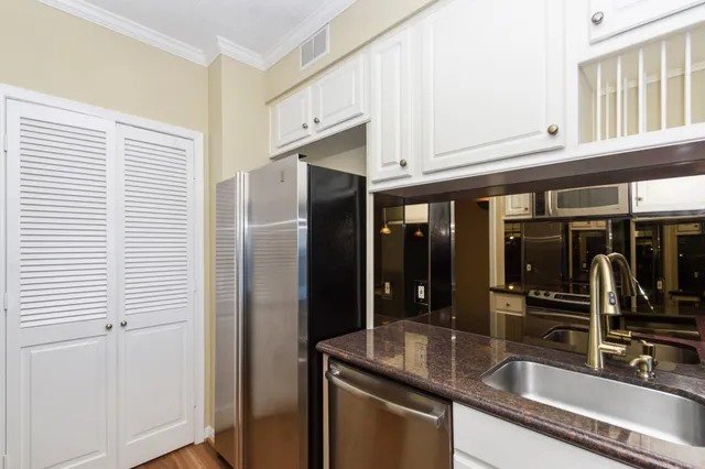 $2,000 | 351 Lakeside Lane, Unit 305, Nassau Bay, TX 77058