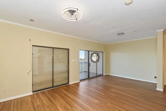 $2,000 | 351 Lakeside Lane, Unit 305, Nassau Bay, TX 77058