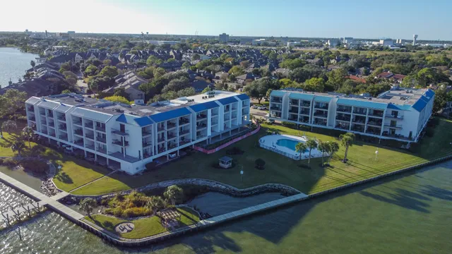 $2,000 | 351 Lakeside Lane, Unit 305, Nassau Bay, TX 77058