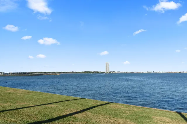 $2,000 | 351 Lakeside Lane, Unit 305, Nassau Bay, TX 77058