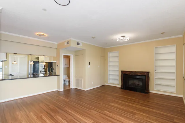 $2,000 | 351 Lakeside Lane, Unit 305, Nassau Bay, TX 77058