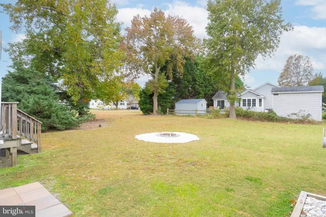 a view of a bird bath room with yard