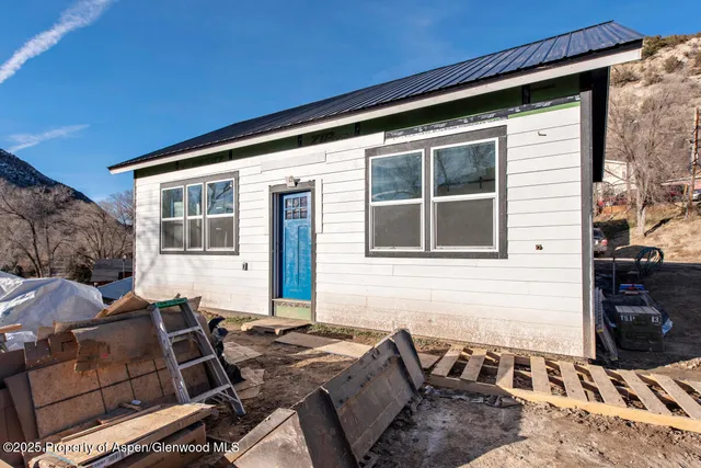 a view of a house with backyard