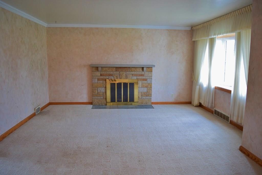 2754 Brodhead Road Aliquippa, PA 15001 - Photo 3 of 24 Super spacious living room