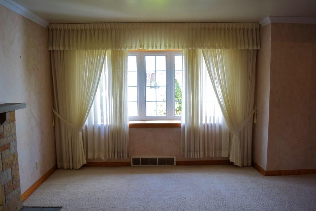 2754 Brodhead Road Aliquippa, PA 15001 - Photo 4 of 24 The beautiful bay window adds lots of light