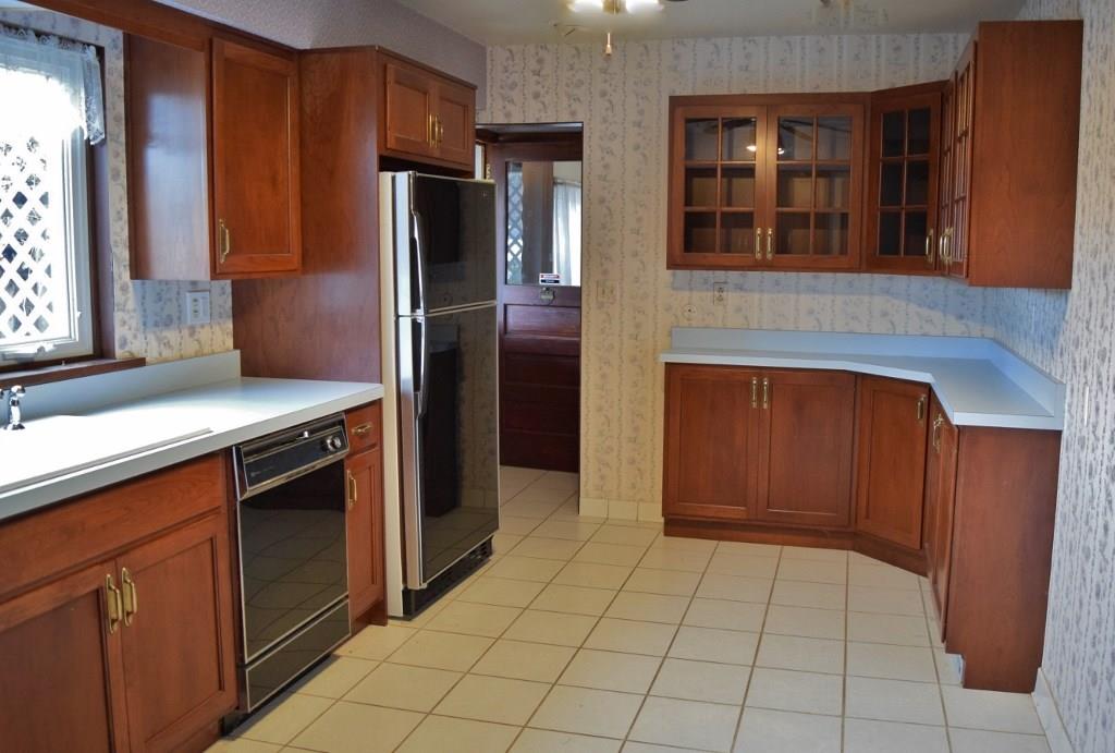 2754 Brodhead Road Aliquippa, PA 15001 - Photo 6 of 24 Extra space for seating and entertaining