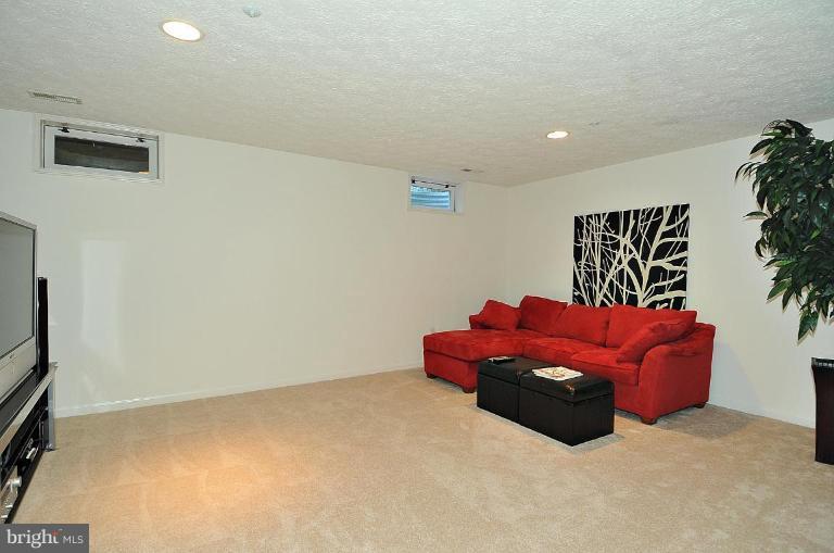 6116 Starburn Path Columbia, MD 21045 - Photo 18 of 18 a living room with furniture