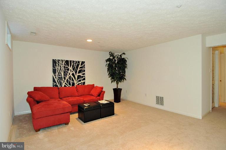 6116 Starburn Path Columbia, MD 21045 - Photo 9 of 18 a living room with furniture