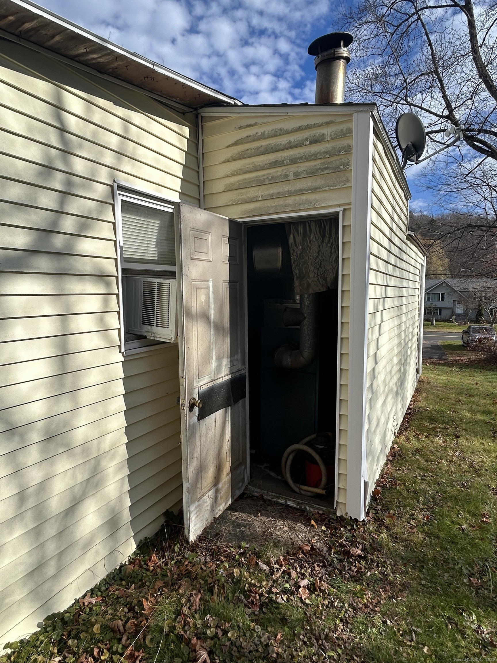 236 Union City Road Naugatuck, CT 06770 - Photo 27 of 28 a backyard of a house