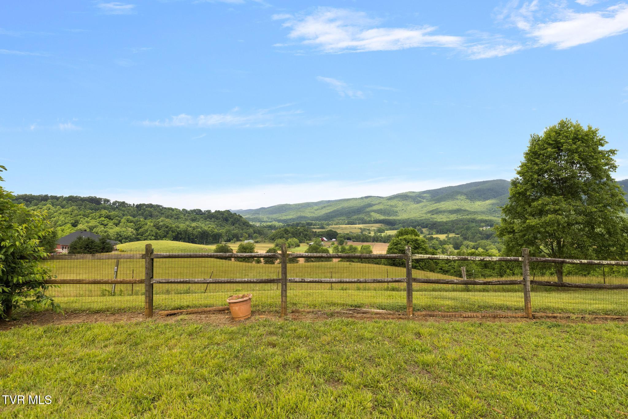 195 Estep Hollow Road Elizabethton, TN 37643 - Photo 4 of 69 IMG_7309