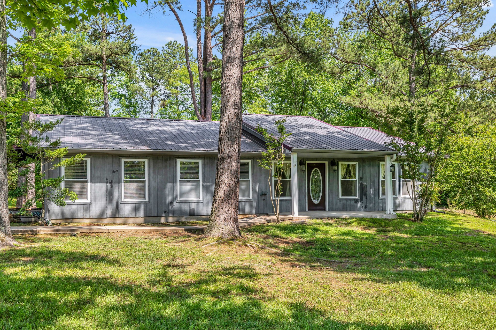 427 Telegraph Street Tennessee Ridge, TN 37178 - Photo 4 of 47 a front view of a house with garden
