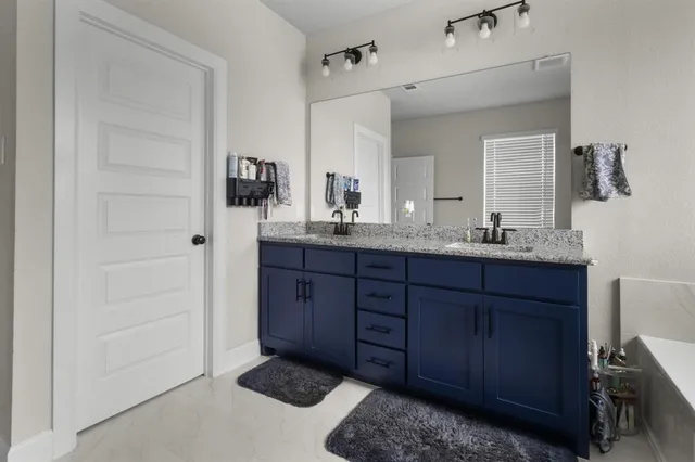 $3,400 | 711 Prairie Falcon Drive, Arlington, TX 76005