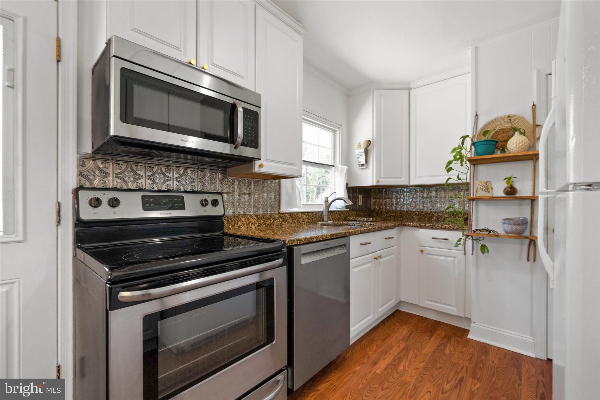 141 West Rutherford Drive Newark, DE 19713 - Photo 13 of 30 a kitchen with a stove and a microwave